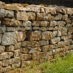 Construire un muret en pierre