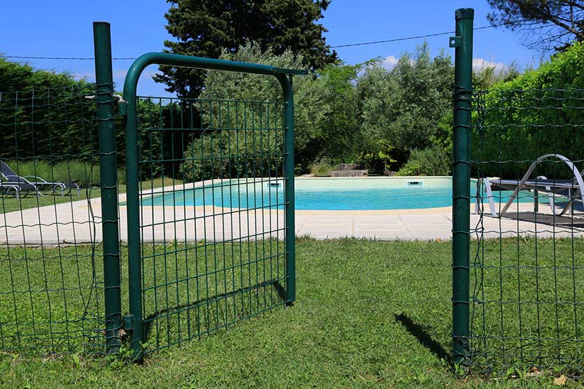 comment poser une barrière de piscine