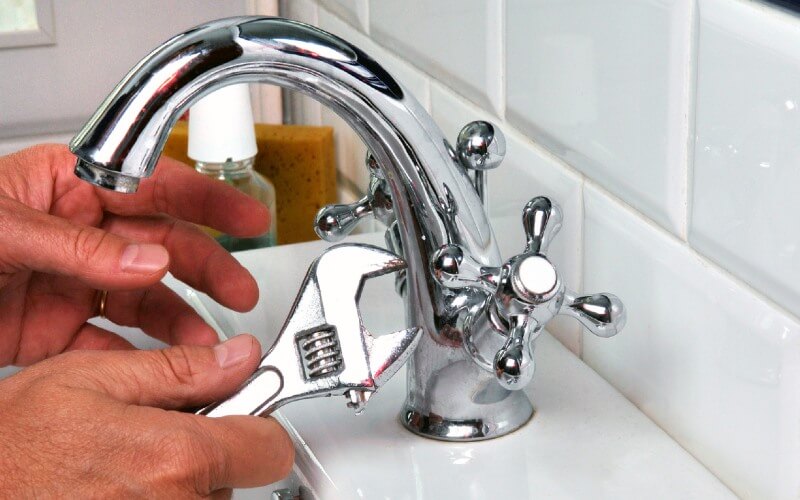 comment changer un robinet de lavabo
