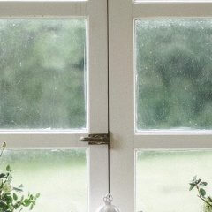 Comment refaire les joints de vitrage sur une fenêtre en bois ?