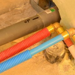 Fuite sur tuyau d’évacuation en PVC : comment colmater la fuite ?