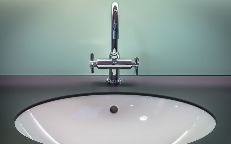 Quels sont les paramètres de coût d'une pose de vasque de salle de bains ?