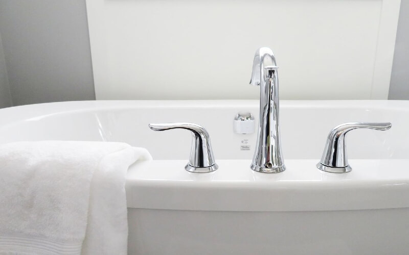 Quelles sont les étapes de remplacement d'un robinet mitigeur de baignoire ?