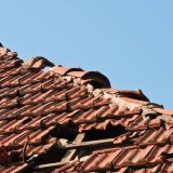 Tuiles envolées et dégâts de toiture après tempête : comment réagir ?