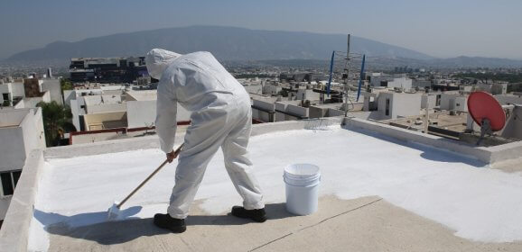Peindre son toit en blanc : quelles autorisations et combien ça coûte ?