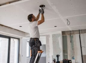 Comment installer des spots encastrés au plafond ?