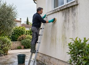 Façades de maison sales : bons gestes pour nettoyer ses murs soi-même