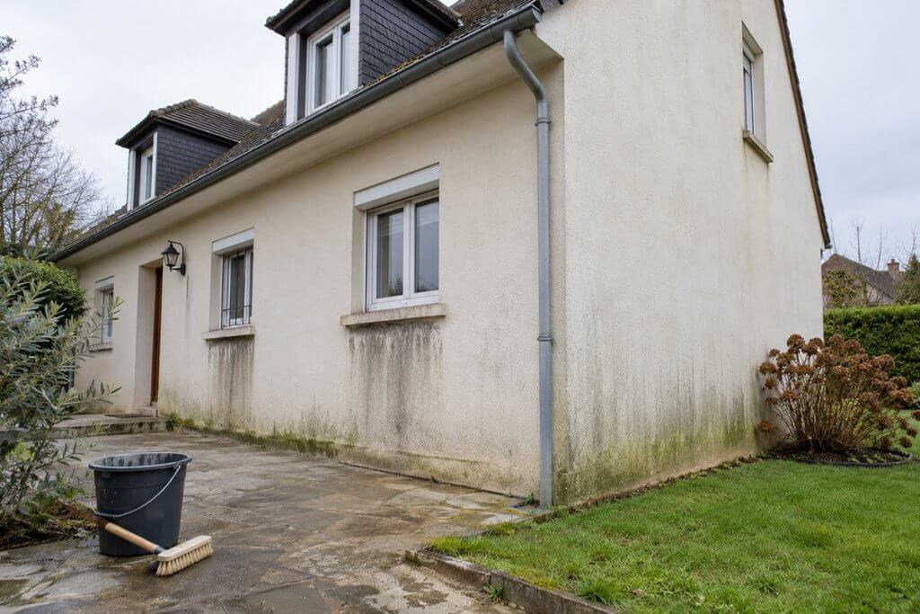 Façades de maison sales : comment nettoyer soi-même des murs sales