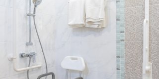 Quel est le coût d'une douche senior ?